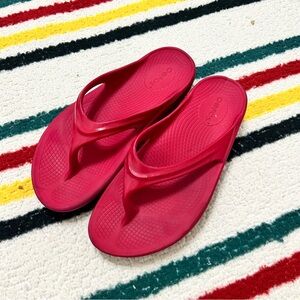 Oofos recovery flip flops pink size 8